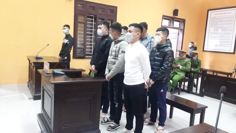 Các đối tượng tại toà.