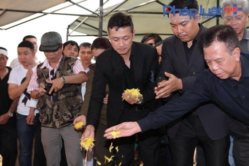 Nhìn lại những hình ảnh xúc động trong đám tang nhạc sĩ Trần Lập