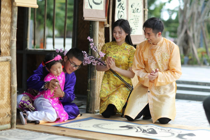 Du khách còn được thỏa sức vui chơi các trò dân gian đặc sắc, như: nhảy sạp, cà kheo, bịt mắt bắt vịt, ném còn…
