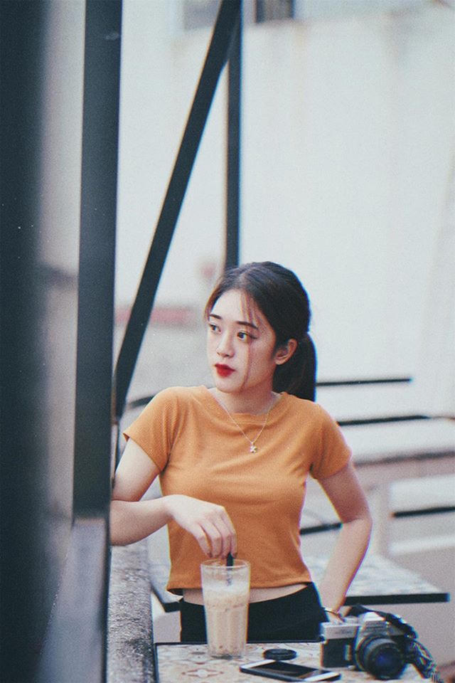 Vốn là một người yêu thích du lịch từ nhỏ, muốn khám phá nhiều vùng đất và nền văn hóa khác nhau, Hồng Loan lựa chọn ĐH Kinh tế quốc dân để chắp cánh cho ước mơ của mình.