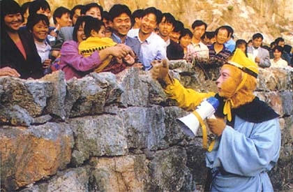 Khán giả phấn khích khi được gặp Tề Thiên Đại Thánh ngoài đời thực. Ảnh: internet.