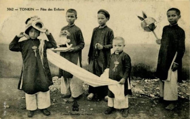 Đội múa lân của con nhà giàu.