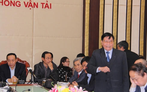 Chủ tịch Hiệp hội vận tải ô tô Việt Nam bức xúc vì các doanh nghiệp vận tải chây ỳ giảm giá cước. (Ảnh Internet)