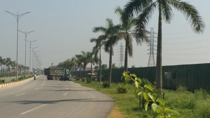 Hàng loạt xe tải chở đất đá vào san lấp mặt bằng tại dự án.