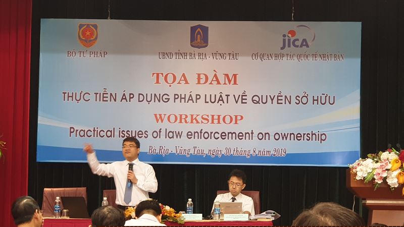 TS. Nguyễn Thanh Tú, Vụ trưởng Vụ Pháp luật Dân sự và ông Edagawa Mitsushi, quyền Cố vấn Trưởng Dự án JiCA Nhật Bản chủ trì Tọa đàm.