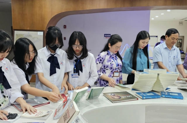 Quảng Ninh: Khai mạc Triển lãm sách, báo, ảnh “Quảng Ninh - hành trình 60 năm đổi mới và phát triển”