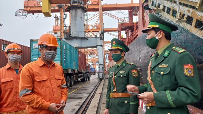 Kiểm soát người lên, xuống tàu nươc ngoài làm việc.