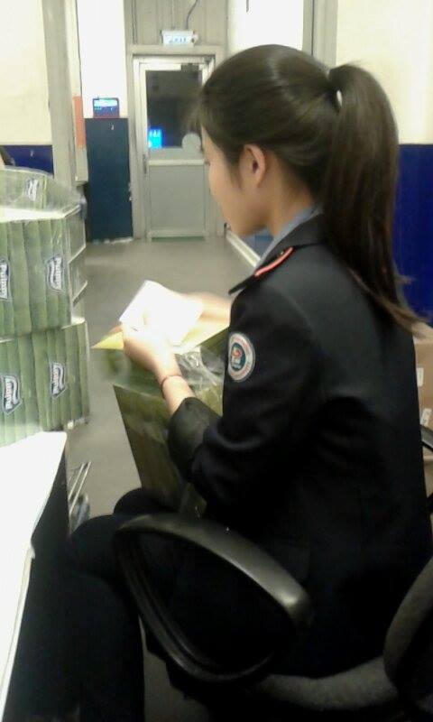 Nữ sinh viên làm bảo vệ. Ảnh: Biển Lặng.