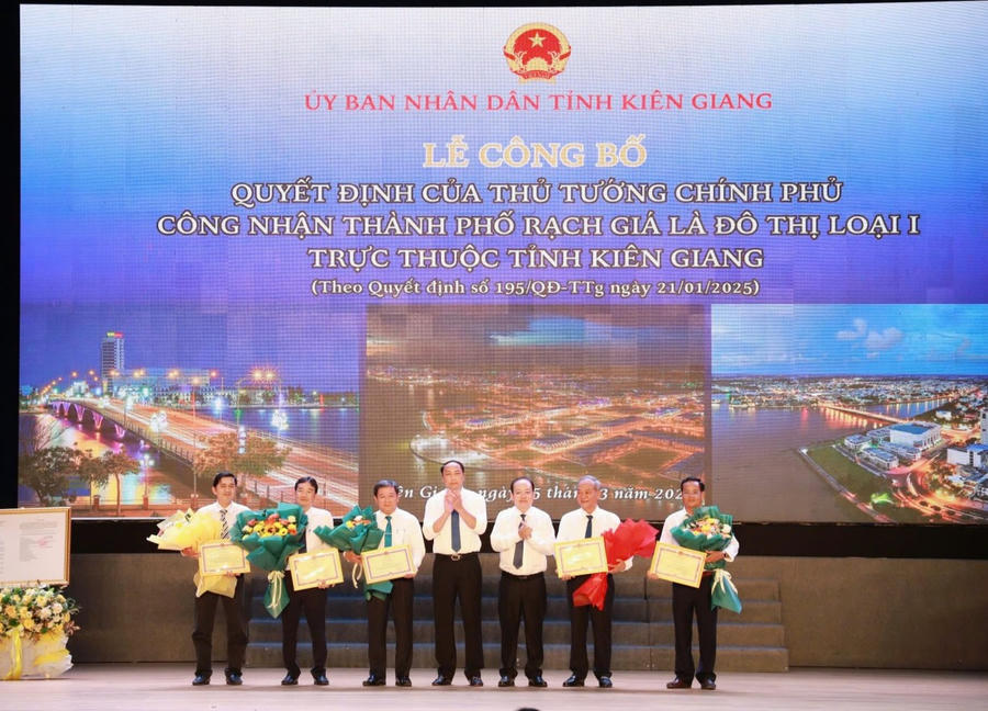 Ông Lâm Minh Thành, Phó Bí thư Thường trực Tỉnh ủy/Chủ tịch HĐND tỉnh Kiên Giang (đứng thứ 4, bên trái) và ông Nguyễn Thanh Phong (thứ 3 từ phải qua), Phó Chủ tịch UBND tỉnh Kiên Giang tặng Bằng khen của Chủ tịch UBND tỉnh cho các tập thể, cá nhân có nhiều đóng góp trong xây dựng TP Rạch Giá là đô thị loại I