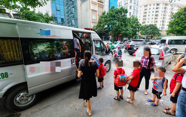 Xe đưa đón học sinh của một trường tiểu học ở Hà Nội - Ảnh: N.TRẦN