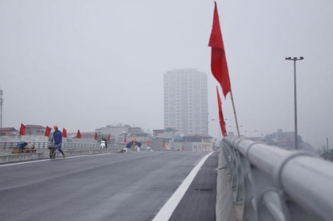 C&ocirc;ng nh&acirc;n đang ho&agrave;n thiện c&aacute;c hạng mục c&ograve;n lại.