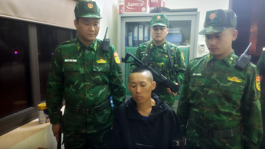 Đối tượng Phạm Đức Thuận bị khống chế sau khi dừng dao để cứa cổ 1 người do trước đó bị tấn công. (Ảnh: CACC).