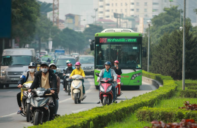 Xe máy vẫn vô tư đi vào làn đường dành riêng cho xe buýt BRT trên tuyến đường Lê Văn Lương mặc dù có biển báo và loa tuyên truyền.
