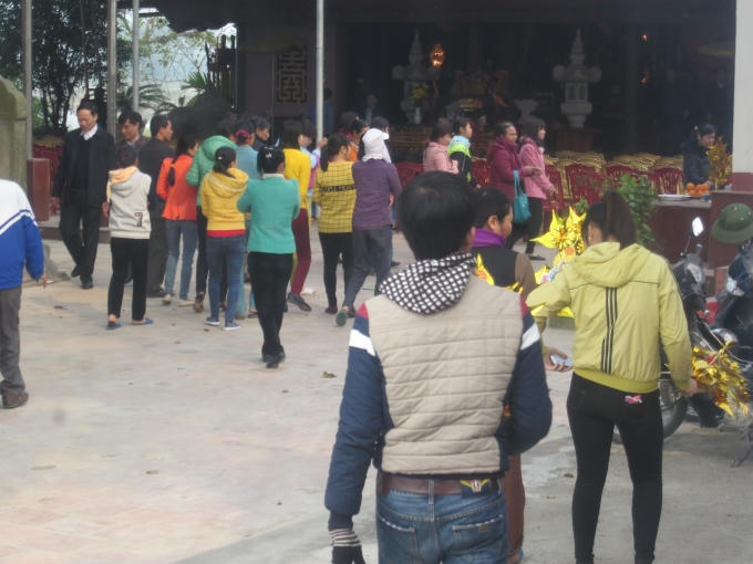 Từ sáng sớm, rất đông người đã đến đây đi lễ hội cầu may mắn cho năm mới.