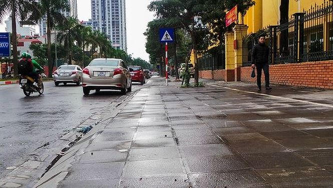 Điểm mặt hàng loạt tuyến phố Hà Nội tự ý chi tiền tỷ lát đá vỉa hè