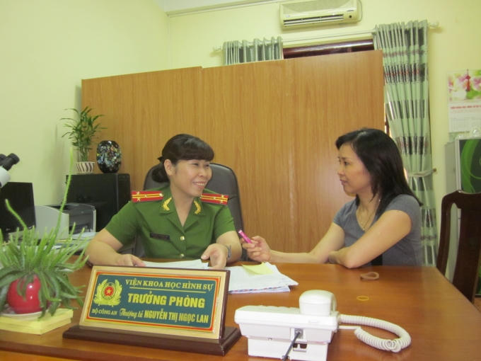 Thượng t&aacute; Nguyễn Thị Ngọc Lan, Trường ph&ograve;ng gi&aacute;m định t&agrave;i liệu (Bộ C&ocirc;ng an)&nbsp; trao đổi với ph&oacute;ng vi&ecirc;n Ph&aacute;p luật Plus.