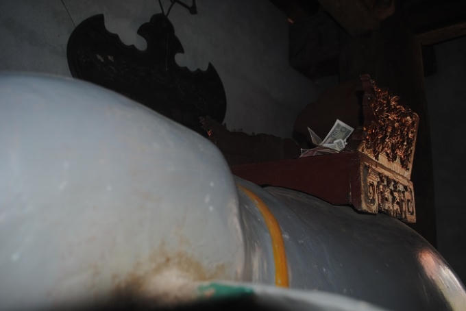 Dù Ban quản lý di tích đền Cờn đã có quy định không bỏ tiền ở các pho tượng nhưng hình ảnh này vẫn xuất hiện ở nhiều nơi trong đền Cờn (ảnh Duy Ngợi).