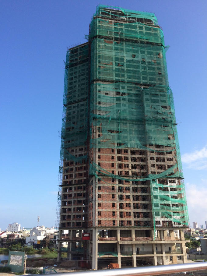 Tuy nhiên, qua 9 năm, dự án Blooming Tower thậm chí chưa hoàn thành 1 trong 2 tòa tháp cao 37 tầng, chứ không nói gì việc để kinh doanh tổ hợp chung cư cao tầng, cao ốc văn phòng, mặt bằng thương mại, bãi đỗ xe, công trình giải trí, thể thao cùng với hệ thống hạ tầng kỹ thuật đồng bộ hoàn chỉnh tại địa điểm thực hiện dự án để bán, cho thuê và cung cấp các dịch vụ liên quan.