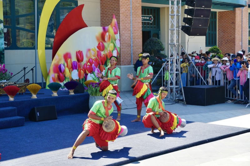 Biểu diễn múa trống Chhay dăm, điệu múa trống nghệ thuật của người Khmer được tỉnh Tây Ninh bảo tồn và phát triển.