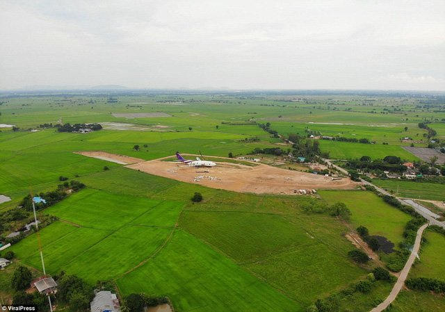 Chiếc máy bay hiện đang đậu ở khoảng đất trống trên cánh đồng.