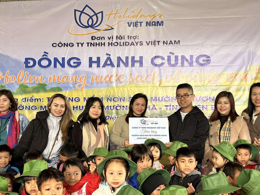 Giếng nước sạch và nhiều phần quà ý nghĩa góp phần chia sẻ những khó khăn của cô trò trường Mầm non số 2 Mường Mươn