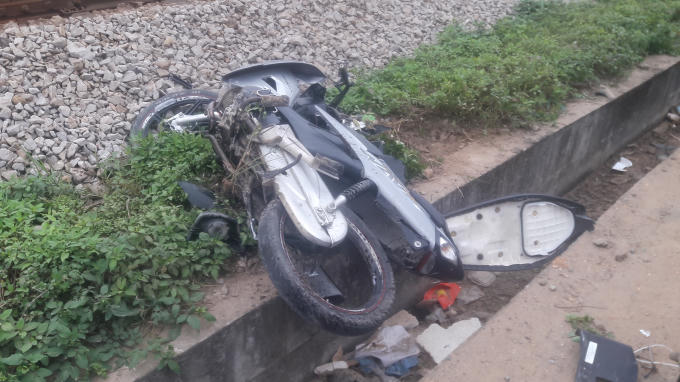 Chiếc xe máy bị hư hỏng nặng sau vụ tai nạn.