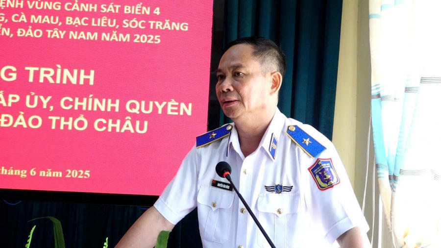 Thiếu tướng Nguyễn Văn Dũng - Bí Thư Đảng ủy, Chính ủy Vùng Cảnh sát biển 4 phát biểu tại buổi thăm, tặng quà