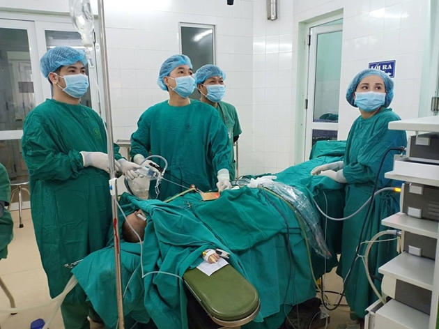 Kíp phẫu thuật nội soi cho bé.