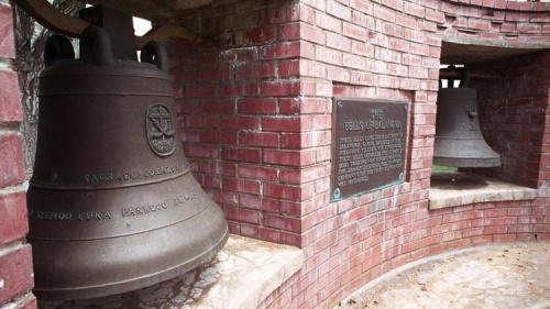 Hai quả chuông hiện được trưng bày tại căn cứ không quân F.E. Warren ở thành phố Cheyenne, bang Wyoming. (Ảnh: AP)