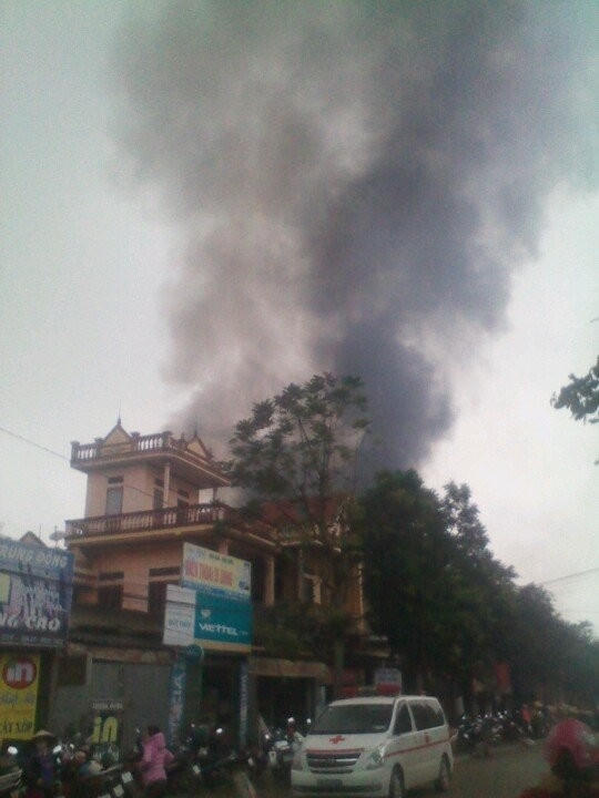 Đám cháy dữ dội gần khu dân cư, nhưng may mắn đã được không chế hoàn toàn.