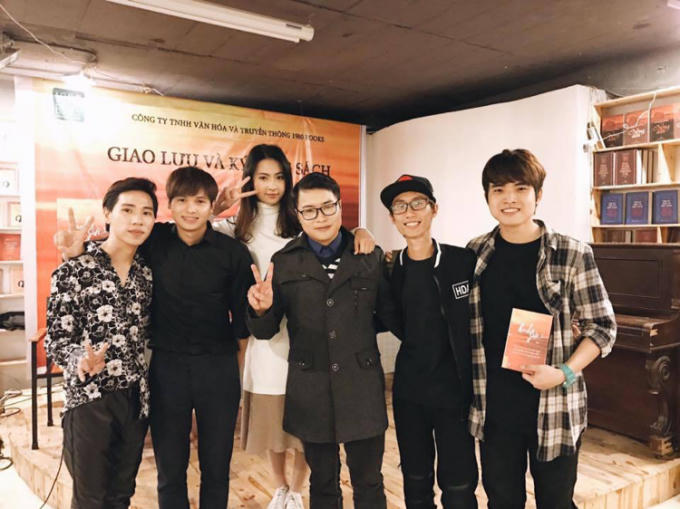 Tác giả giao lưu và kí sách.