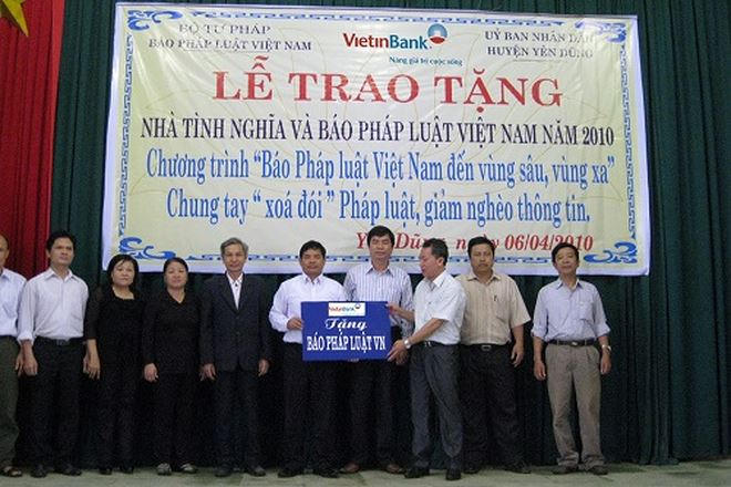 Lễ trao tặng nhà tình nghĩa tổ chức năm 2010 tại Bắc Giang.
