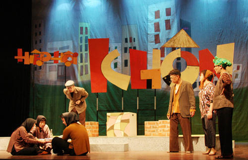 Tiểu phẩm "Hội người khôn" có sự tham gia của các diễn viên Việt Dũng, Thu Huyền, Hoàng Vũ... Vở đả kích những nông dân sử dụng phương pháp sản xuất thiếu vệ sinh để thu lợi nhuận cao. Họ thậm chí còn tự hào cho rằng mình "khôn" vì không bao giờ dùng thực phẩm của gia đình.