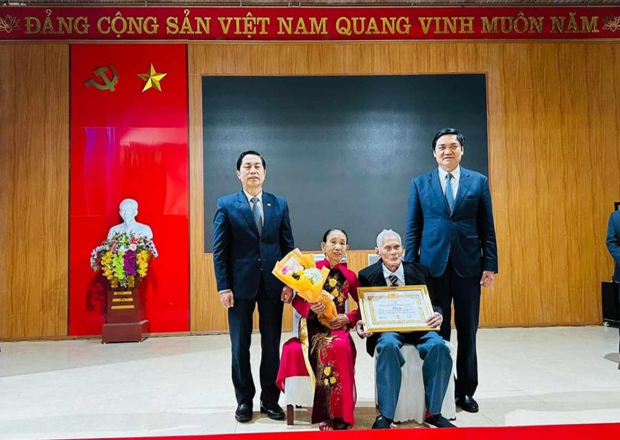 Hoàng Nghĩa Hiếu - Phó Bí thư Thường trực Tỉnh ủy, Chủ tịch HĐND tỉnh Nghệ An cùng Bí thư Huyện uỷ Thanh Chương Nguyễn Hải Dương trao Huy hiệu 80 năm tuổi Đảng tặng đảng viên lão thành Lê Văn Từ.