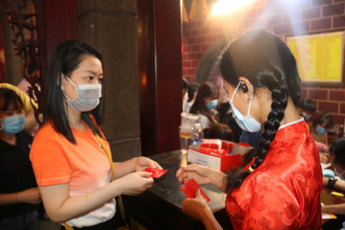 Phát lộc đầu năm ở Chùa Ông