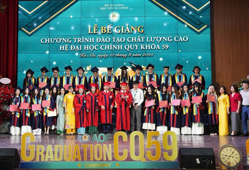 Lãnh đạo Học viện Tài chính chụp hình lưu niệm cùng các tân cử nhân.