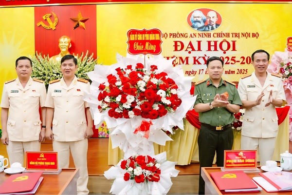 Thượng tá Phạm Văn Dũng, Ủy viên Ban Thường vụ Đảng ủy, Phó Giám đốc Công an tỉnh Quảng Ninh, tặng hoa chúc mừng Đại hội.