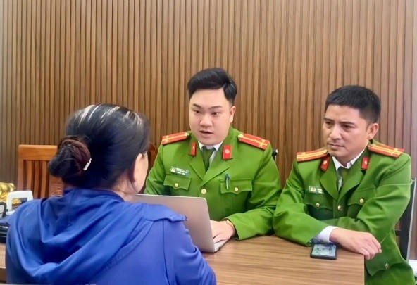 Công an phường làm việc với bà T.