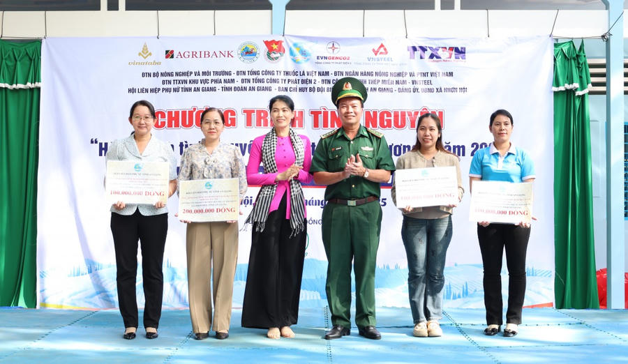 Trao vốn sinh kế cho hội viên hội phụ nữ