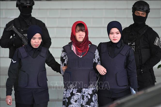 Cảnh sát áp giải Đoàn Thị Hương (giữa) rời Tòa Thượng thẩm Shah Alam ở ngoại ô Kuala Lumpur, Malaysia, ngày 14/3/2019. Ảnh: AFP/TTXVN