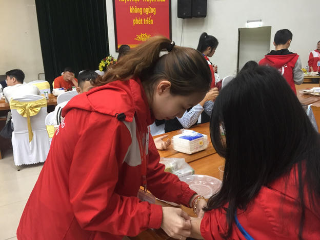 Nhiều bạn trẻ tham gia hiến máu.