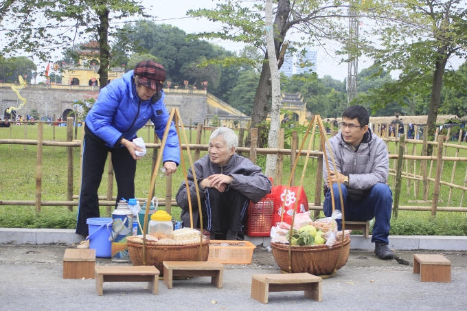 Buôn thúng bán mẹt ngày xưa cũng góp mặt.