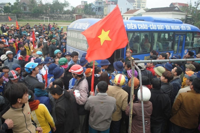 Lá cờ Tổ quốc tung bay trong thời khắc thiêng liêng. (Ảnh Duy Ngợi).