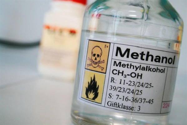 Cồn công nghiệp - Methanol là một chất độc bị cấm trong y tế. Ảnh minh họa