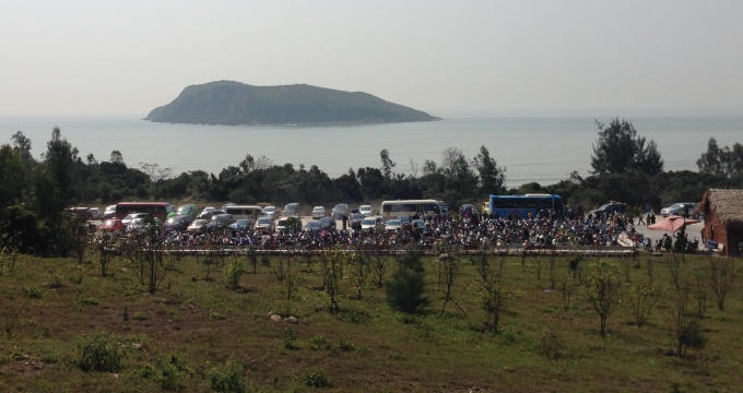 Đảo Yến nhìn từ lăng mộ Đại tướng, bãi đậu xe luôn trong tình trạng chật cứng các loại phương tiện.