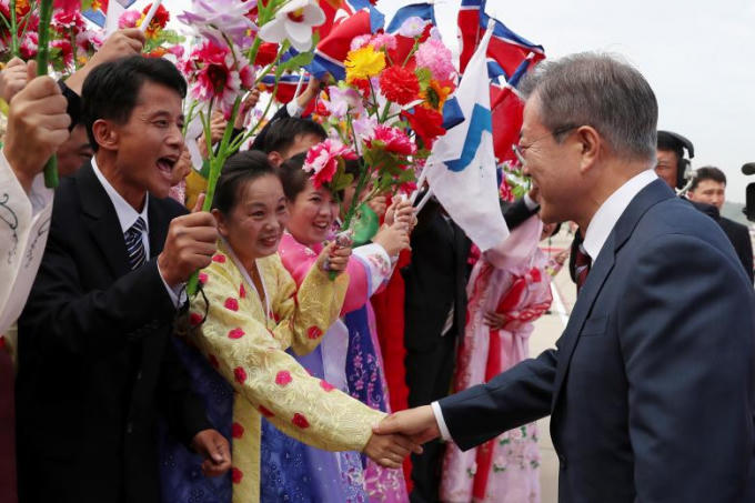 Tổng thống Hàn Quốc vui vẻ bất tay nói chuyện với người dân Triều Tiên.