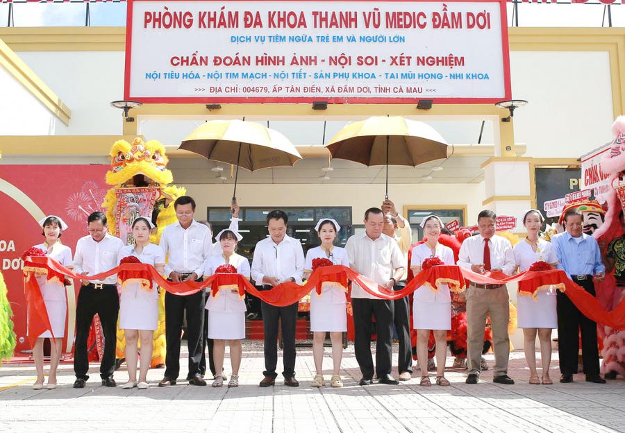 Các đại biểu cắt băng khai trương Phòng khám Đa khoa Thanh Vũ Medic Đầm Dơi, tại số 004679, ấp Tân Điền, xã Đầm Dơi, tỉnh Cà Mau – cơ sở thứ 4 trong mạng lưới chăm sóc sức khỏe chất lượng cao của Thanh Vũ Medic tại Đồng bằng sông Cửu Long.