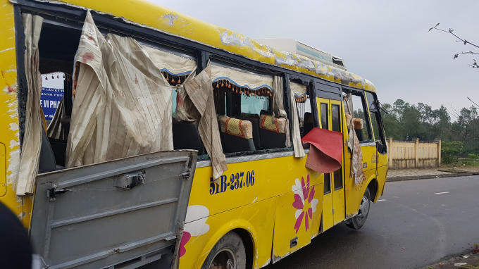 Hiện trường chiếc xe lật khiến 13 hành khách thương vong.