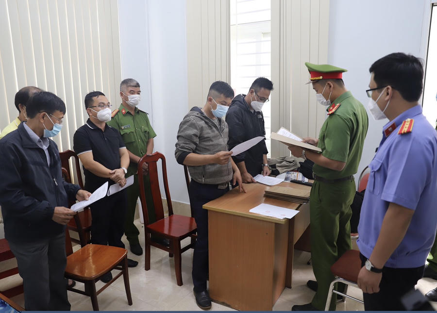 Cơ quan CSĐT Công an tỉnh công bố các quyết định và lệnh cho các bị can.