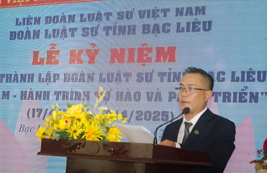 Luật sư Nguyễn Duy Sơn - Chủ nhiệm Đoàn Luật sư tỉnh Bạc Liêu, phát biểu khai mạc lễ kỷ niệm.